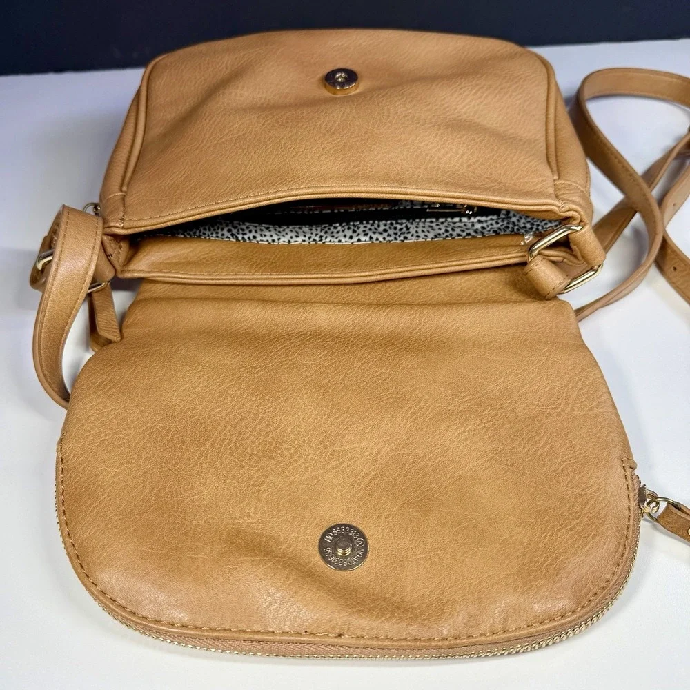 Classic Leather Crossbody Bag in Tan